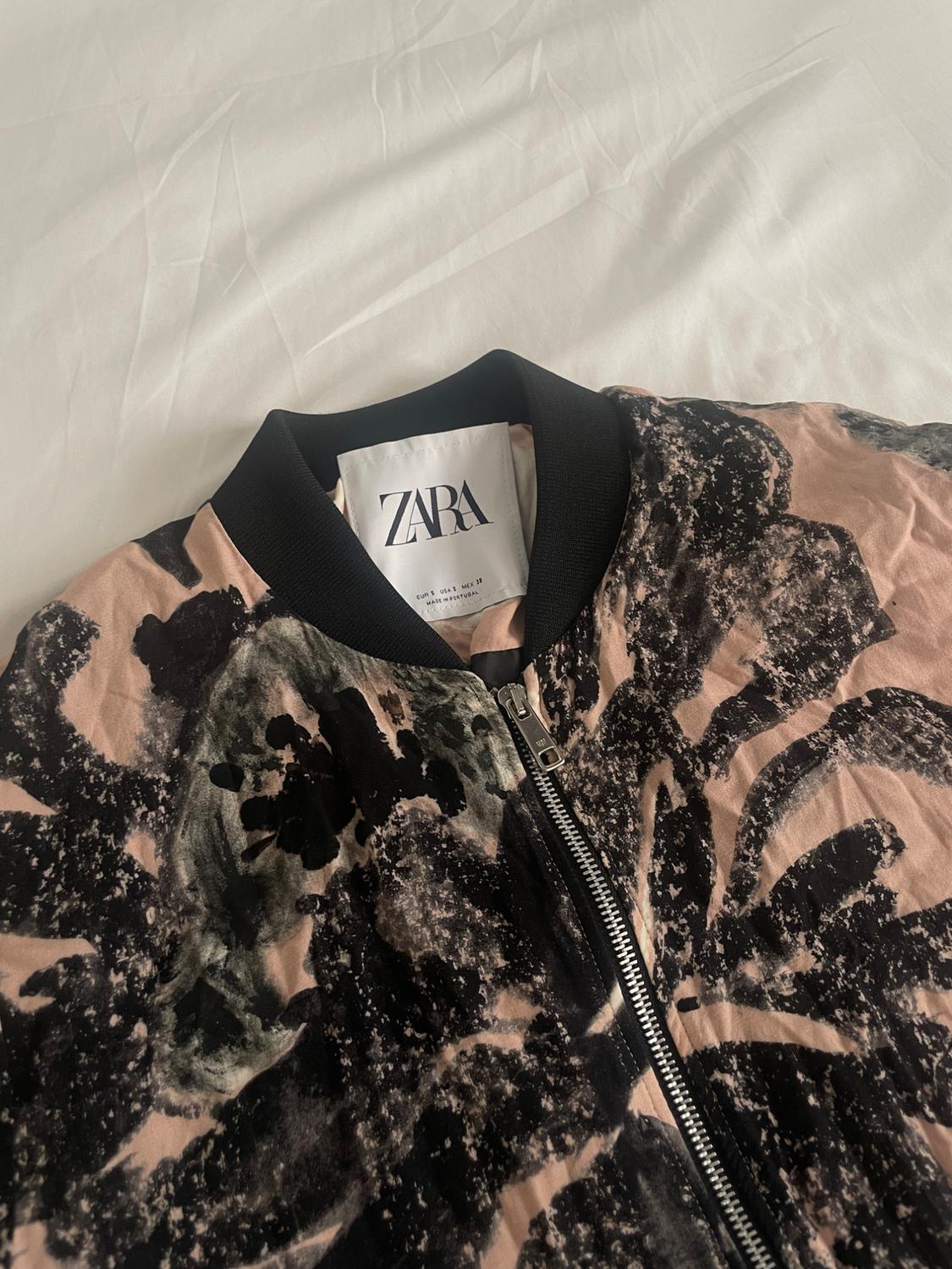 CHAQUETA BOMBER ESTAMPADA EN ROSA Y NEGRO - Image 3
