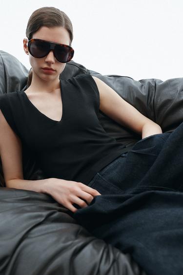 TOP PUNTO HOMBROS DRAPEADOS - Negro de Zara