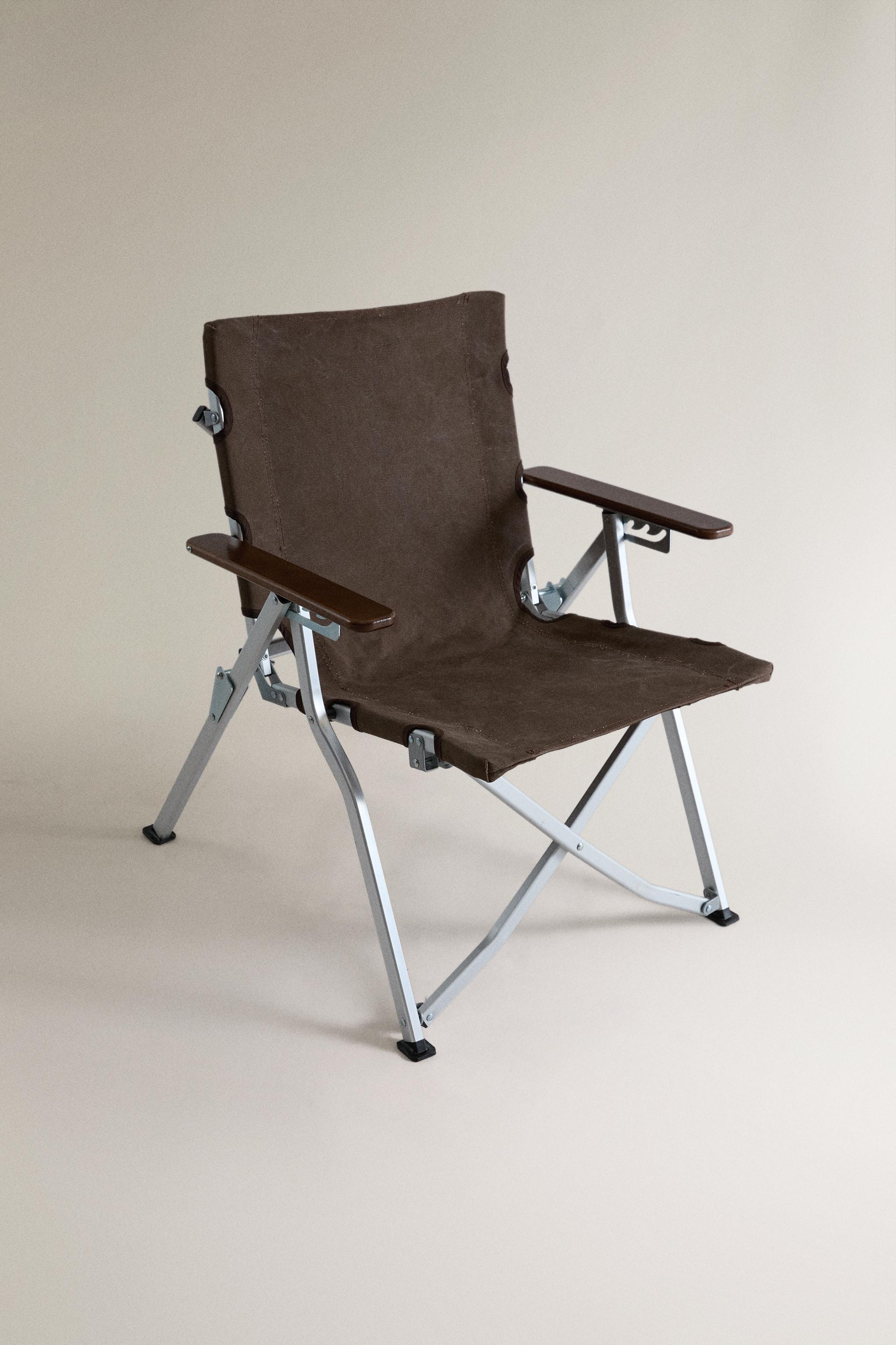 FOLDING CHAIR WITH ARMRESTS AND HANDLE