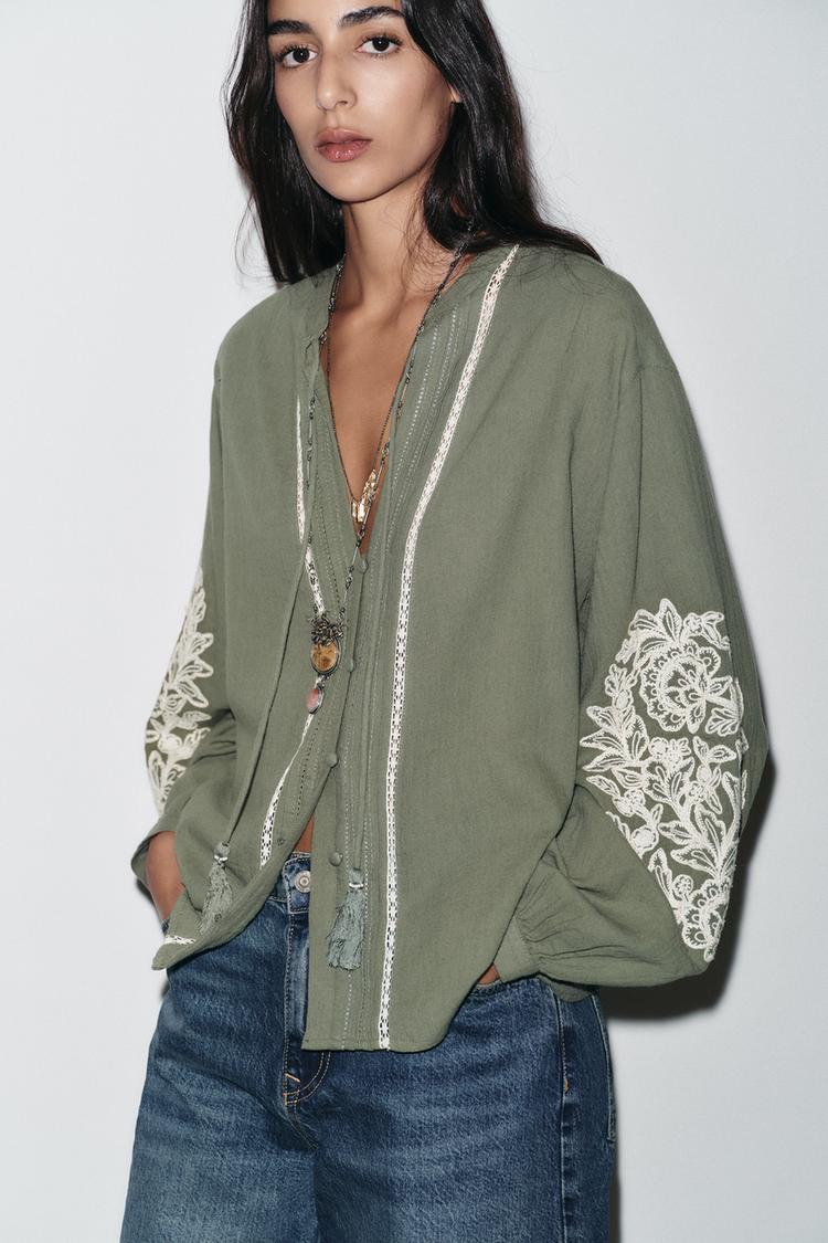BLOUSE BRODERIES CONTRASTANTES