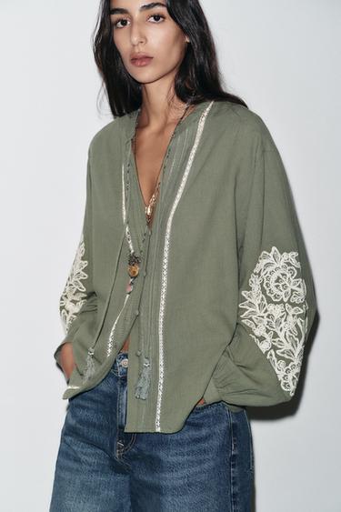 BLOUSE BRODERIES CONTRASTANTES - Kaki clair de Zara - Image 1
