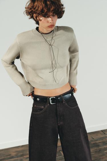 سترة محاكة CROPPED بكتافيات - صخري الخاص بـ Zara