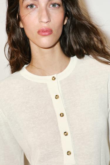 PULL EN MAILLE AVEC BOUTONS - Écru de Zara - Image 2