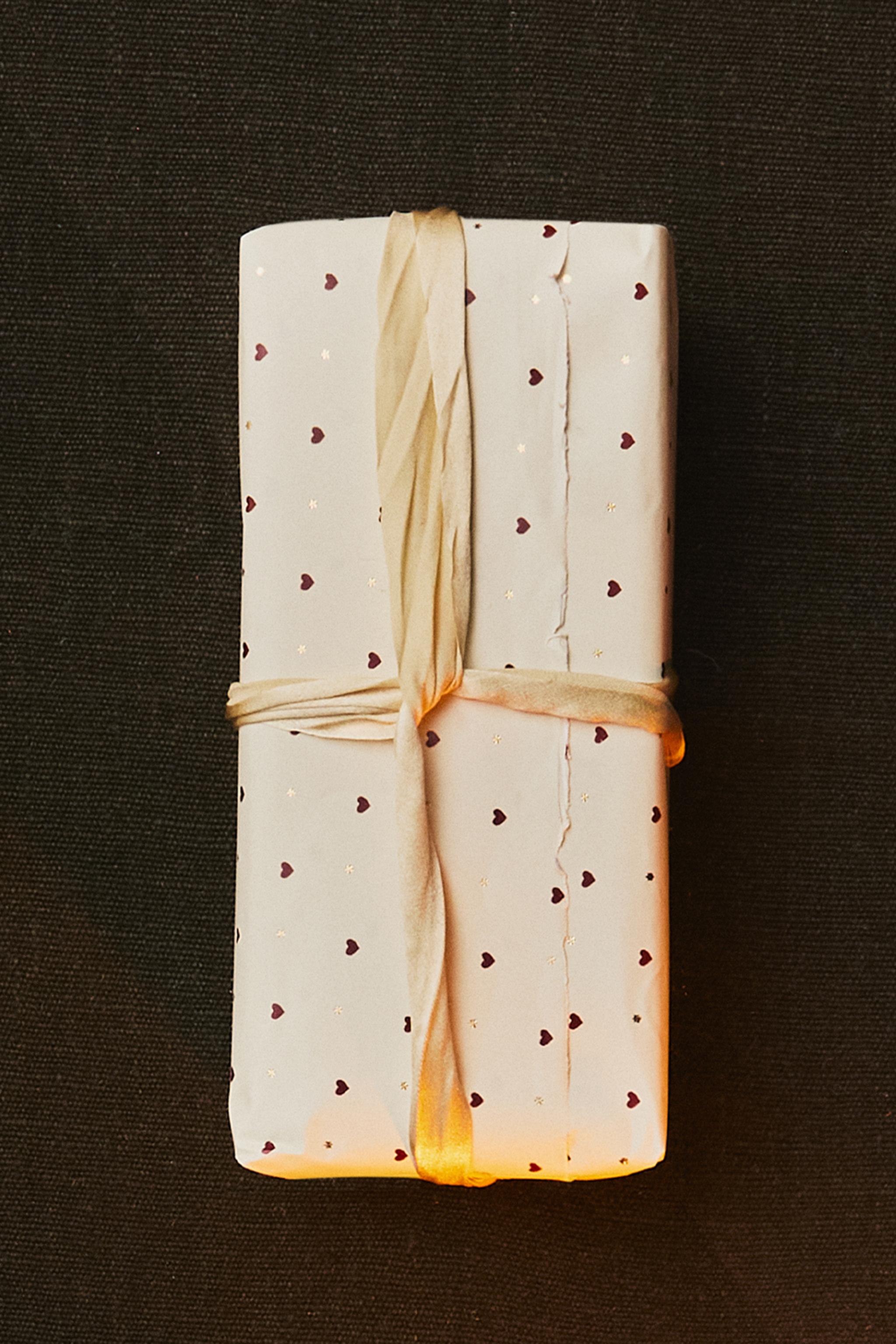 CHRISTMAS WRAPPING PAPER WITH HEARTS