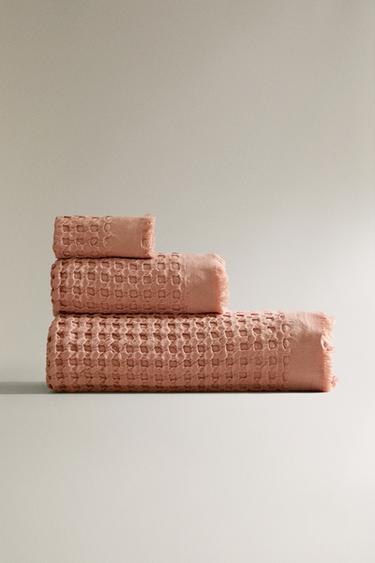 Zara WAFFLE-KNIT BATH TOWEL WITH FRINGING - Dusty pink - Image 0