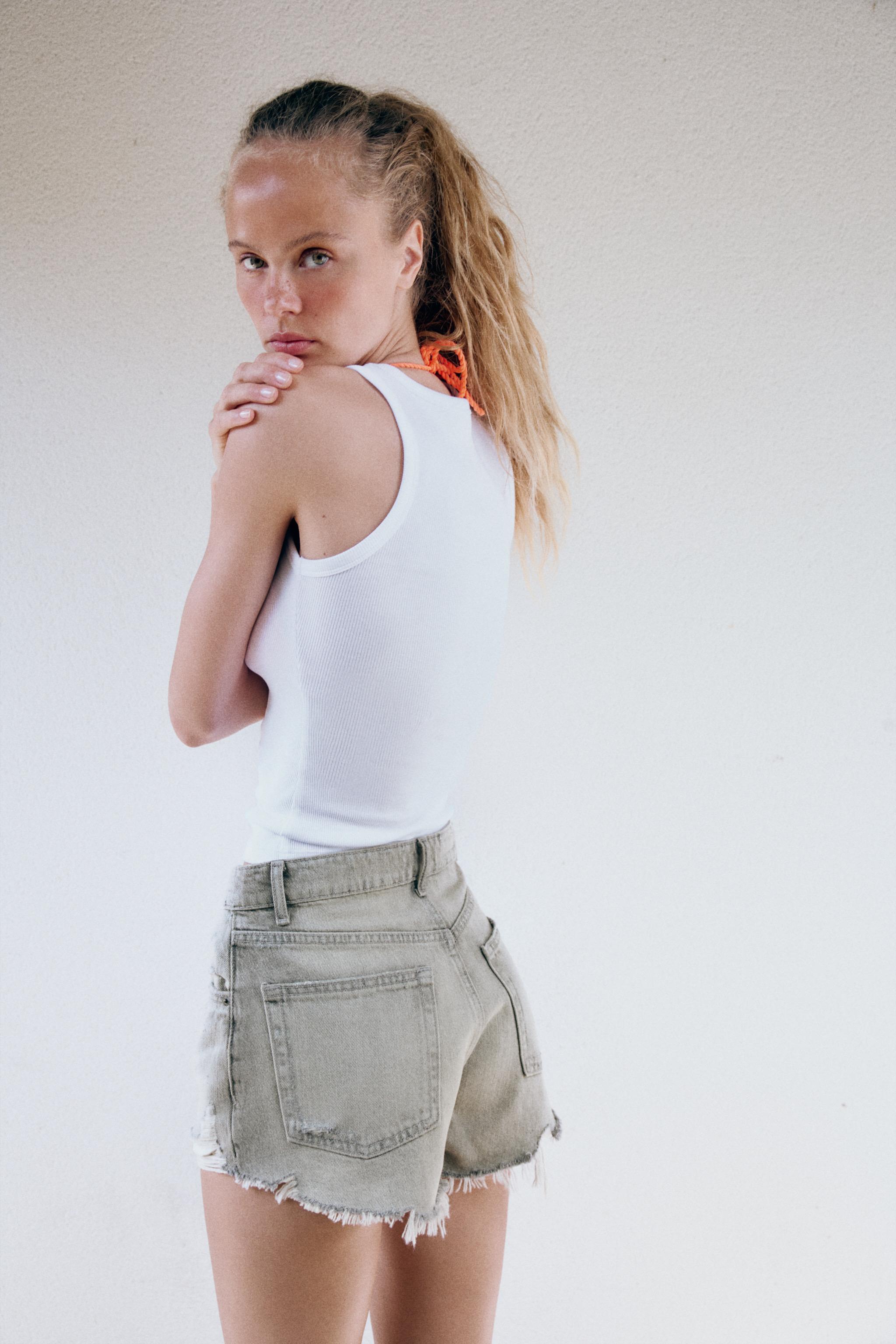 RIBBED TEXT TOP