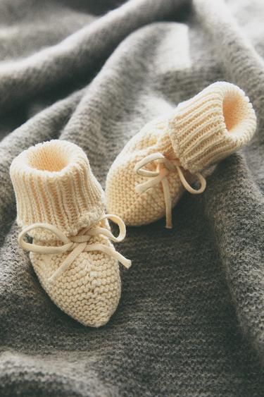 CHAUSSONS BÉBÉ EN MAILLE - Écru de Zara