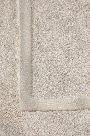 RUTSCHFESTER BADVORLEGER AUS EXTRAWEICHEM FROTTEE - Hellbeige von Zara
