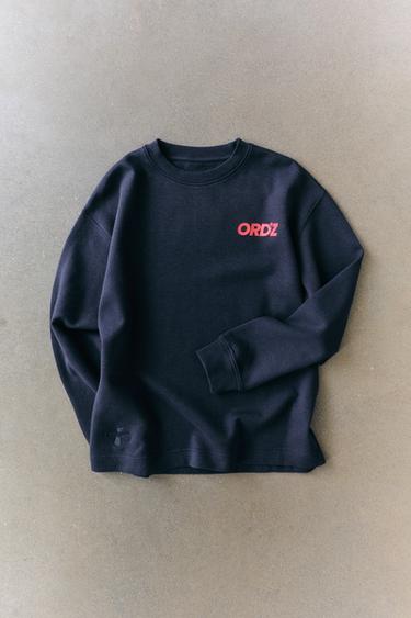 CAMISETA TEXTO RELIEVE - Marino de Zara