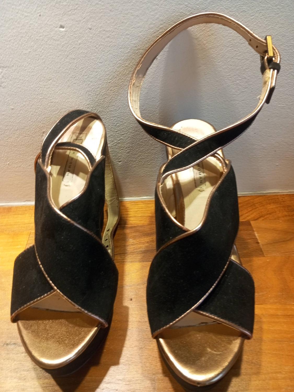 SANDALIAS PLATAFORMA NO PESAN NADA DETALLES DORADOS Y PULSERA TOBILLO - Image 2