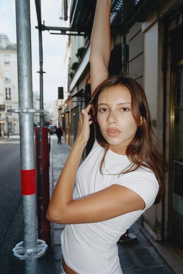 CAMISETA ENTALLADA MANGA CORTA - Blanco de Zara