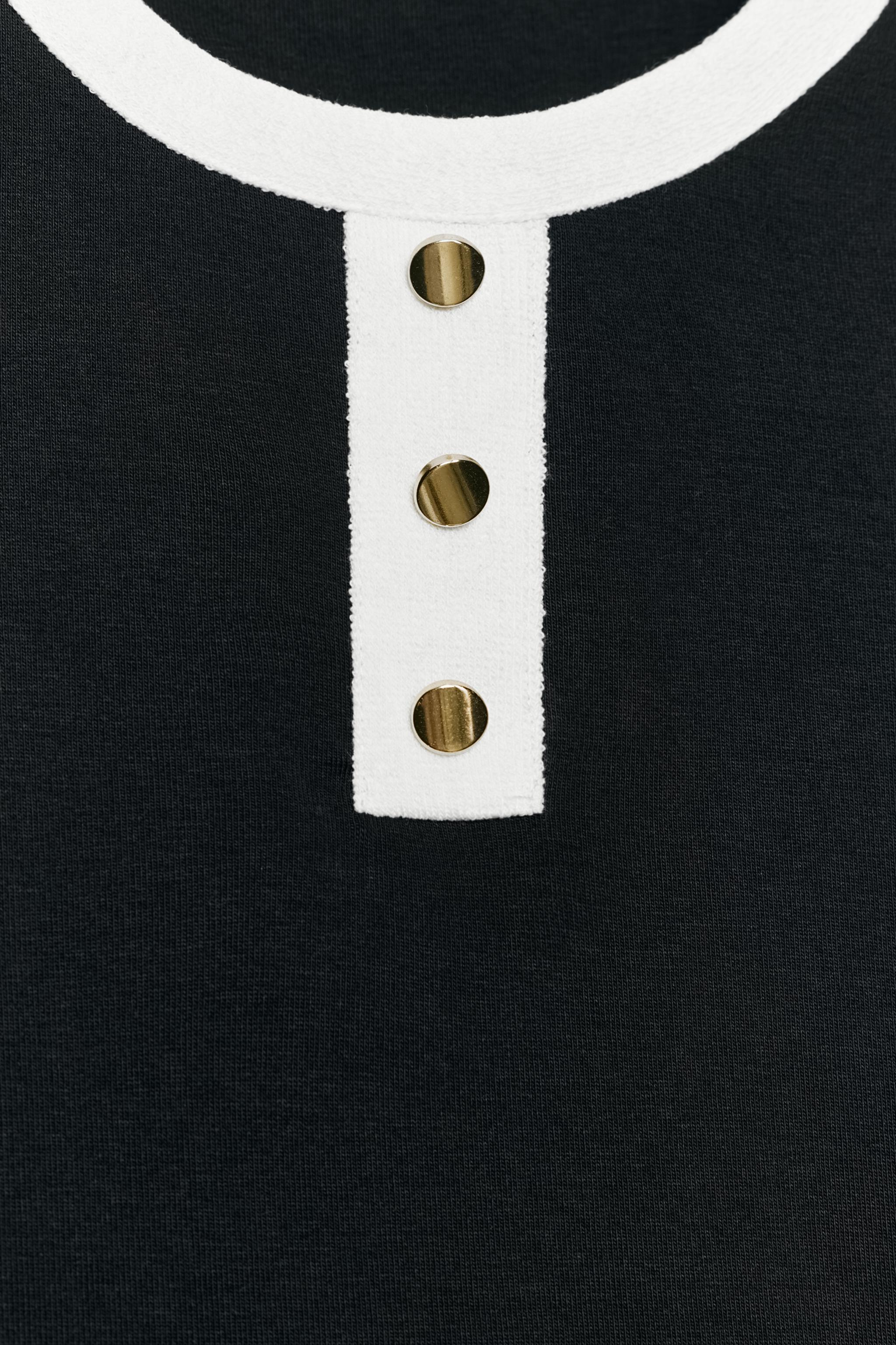 CONTRAST BUTTON T-SHIRT