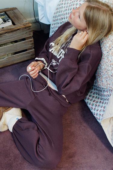 VARSITY ПРИНТІ БАР ПҮЛІШ ДЖОГГИНГ ШАЛБАР - Бургунди Zara компаниясынан