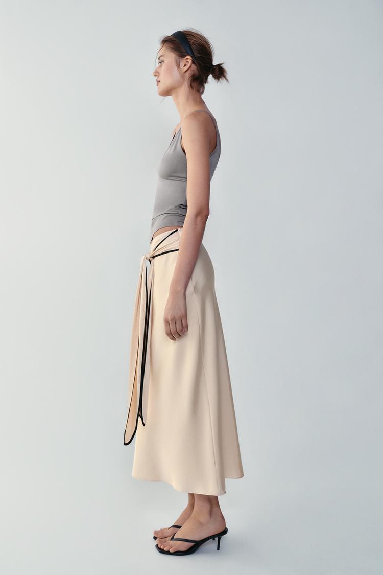 Falda midi satinada con nudo 3