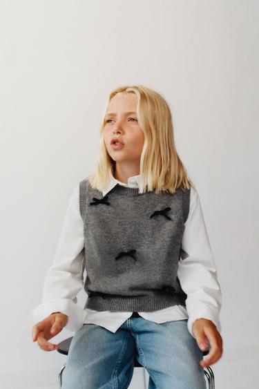 CHEMISE EN POPELINE, GILET EN MAILLE ET LACETS EN VELOURS - Blanc / Gris de Zara
