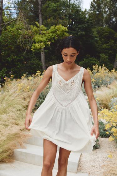 ROBE À PLIS ET BRODERIES FLORALES - Blanc cassé de Zara - Image 10