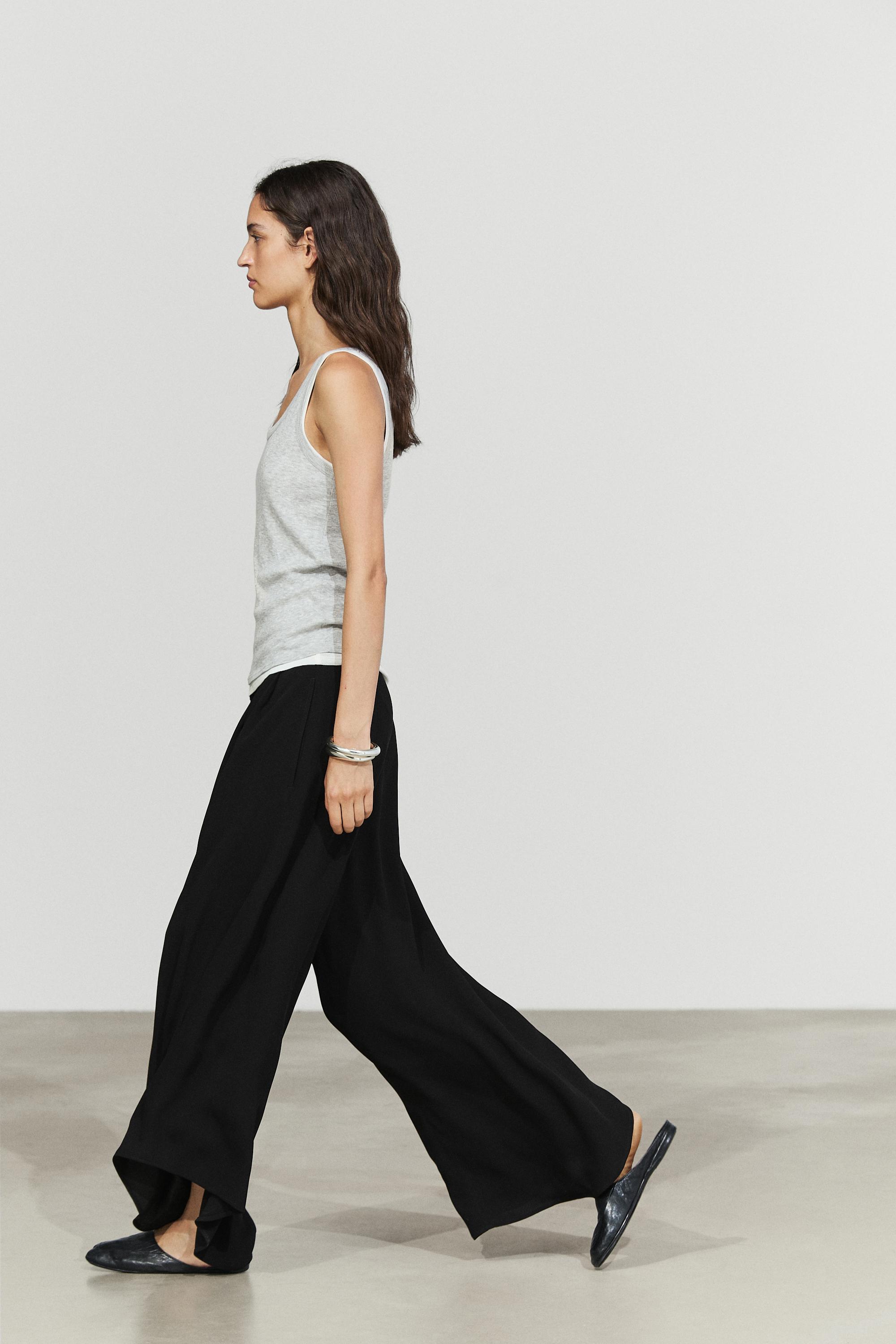 Voluminous wide-leg pleated pants