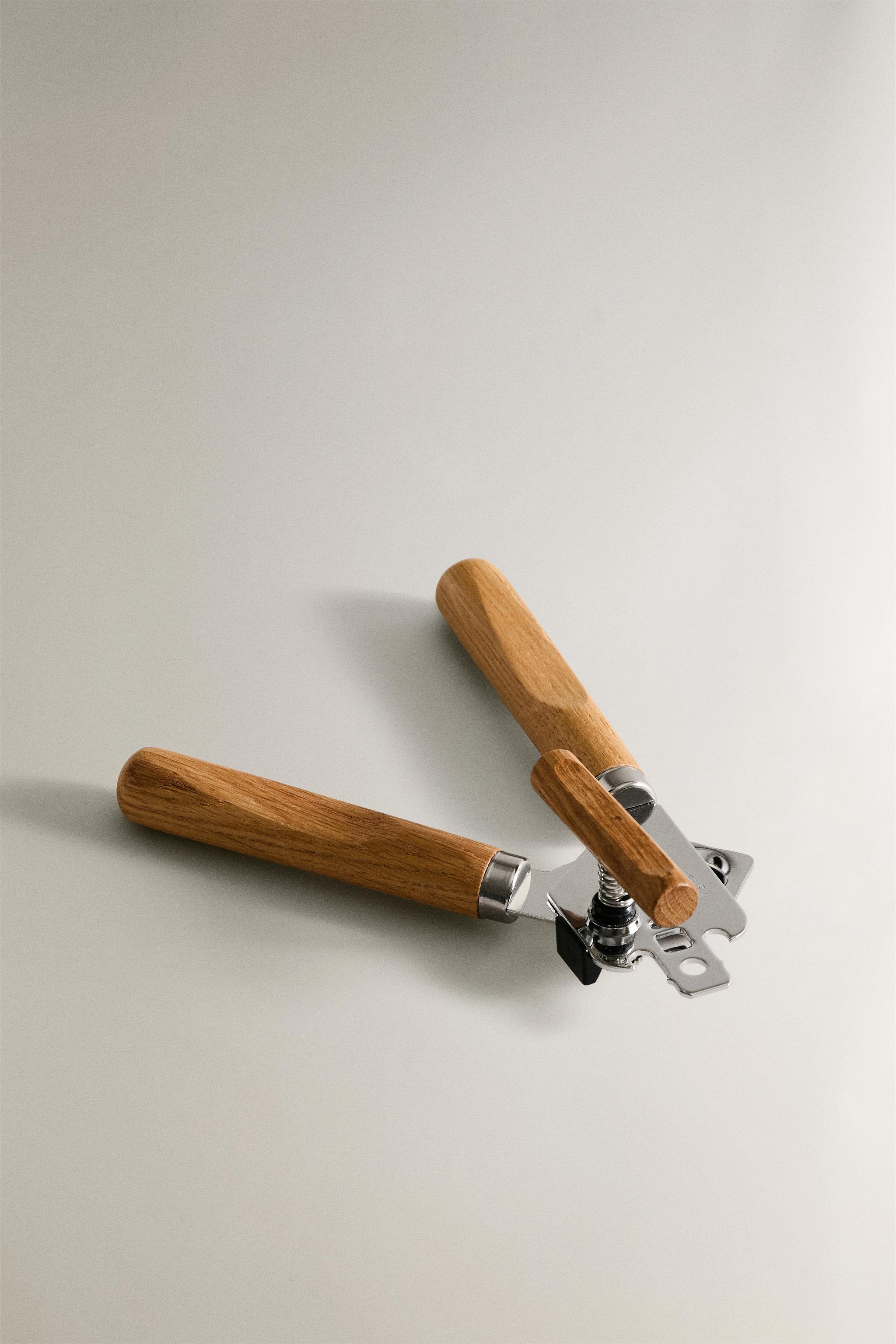 OAK WOOD MANUAL CAN OPENER — Light brown