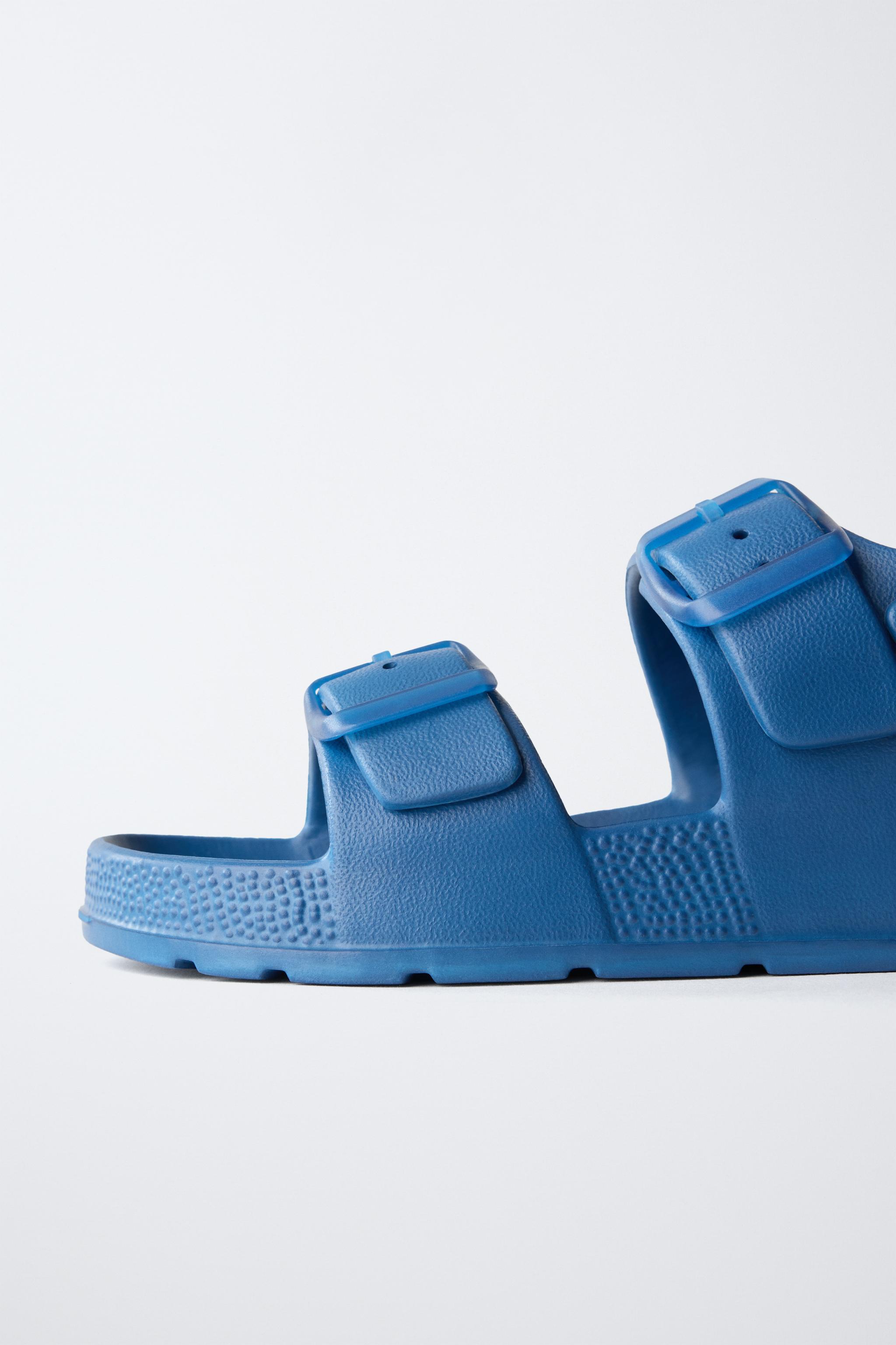 RUBBERIZED BUCKLED SANDALS