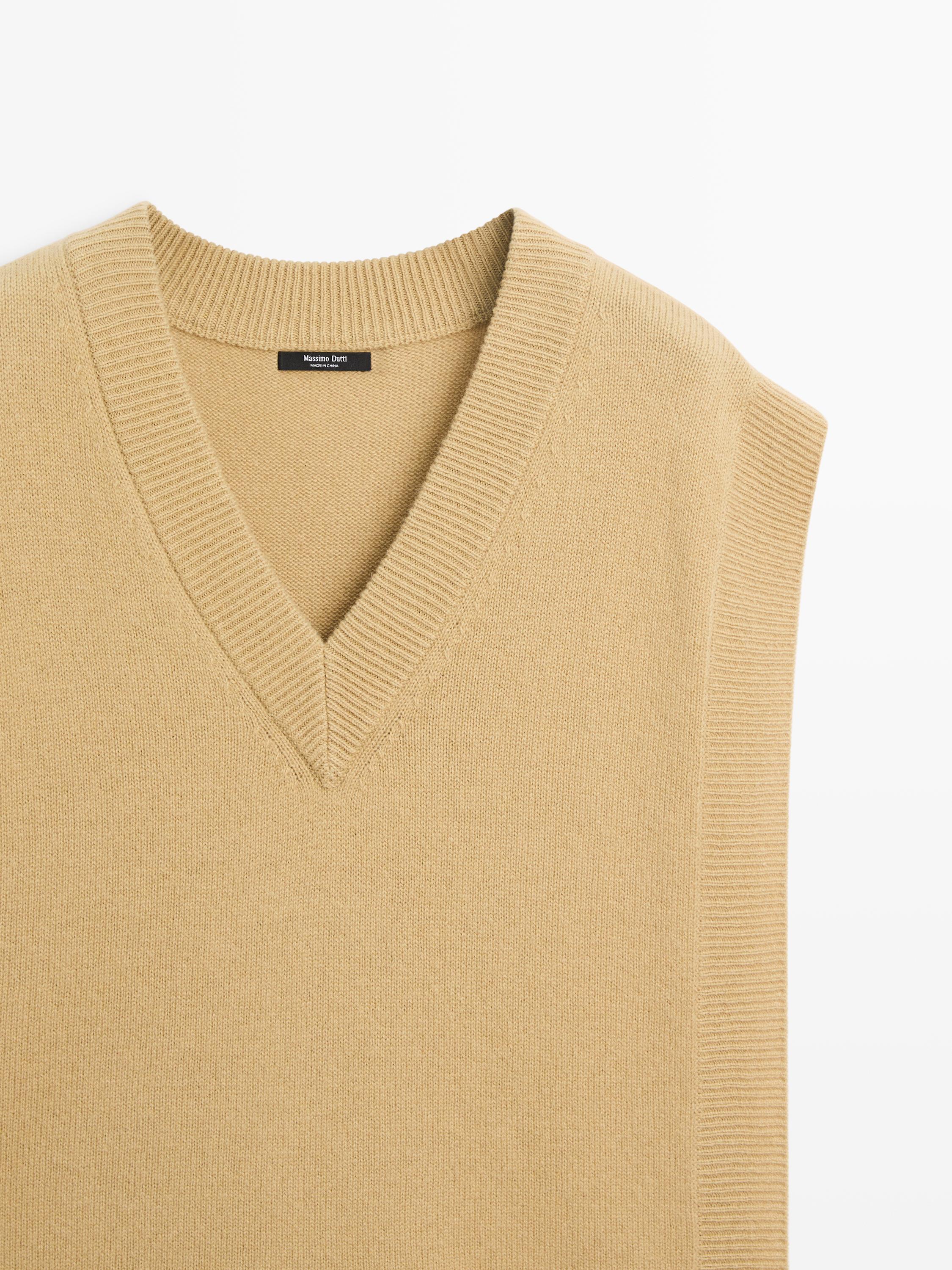 V-neck bib with tie details