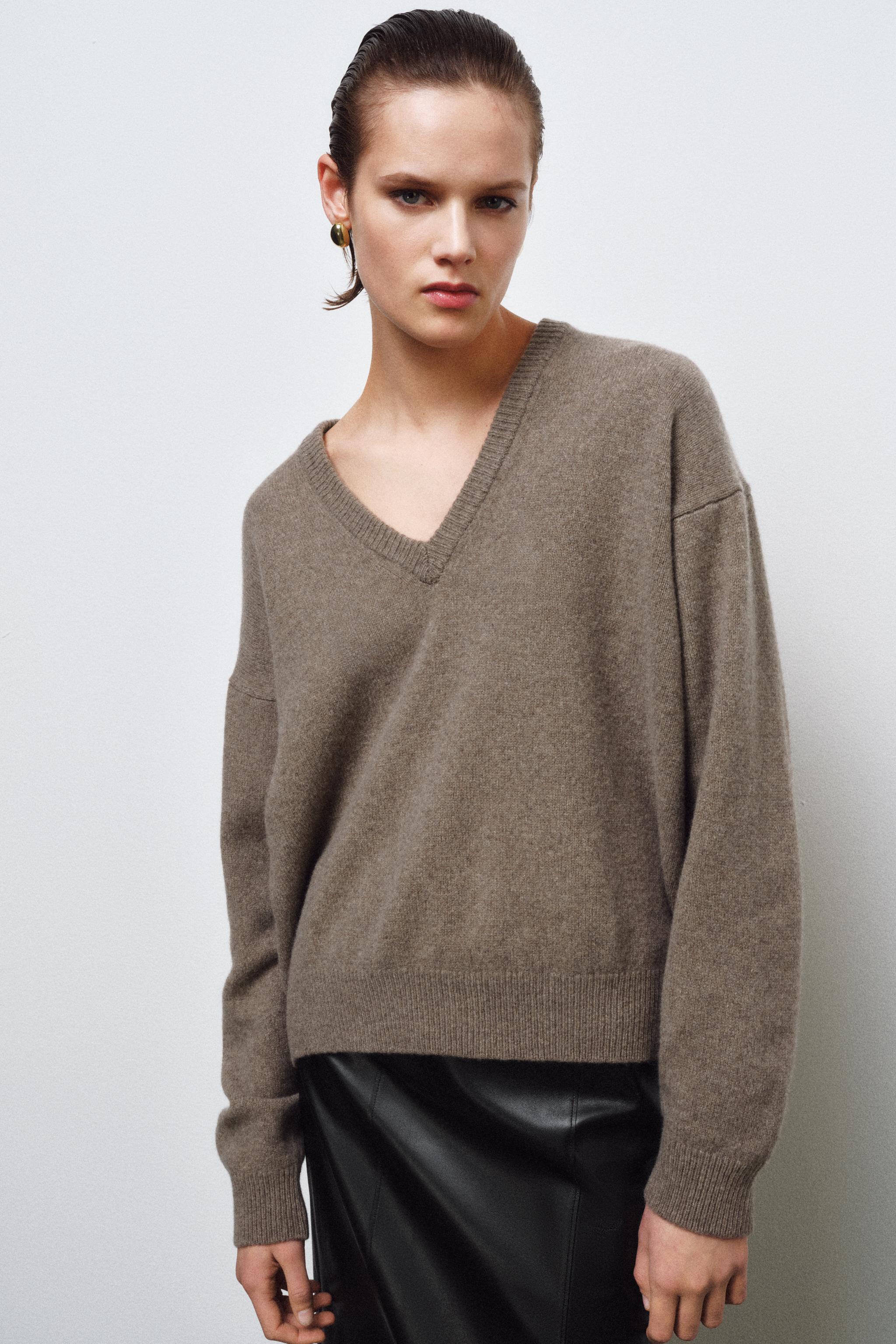 CASHMERE AND WOOL V-NECK JUMPER
