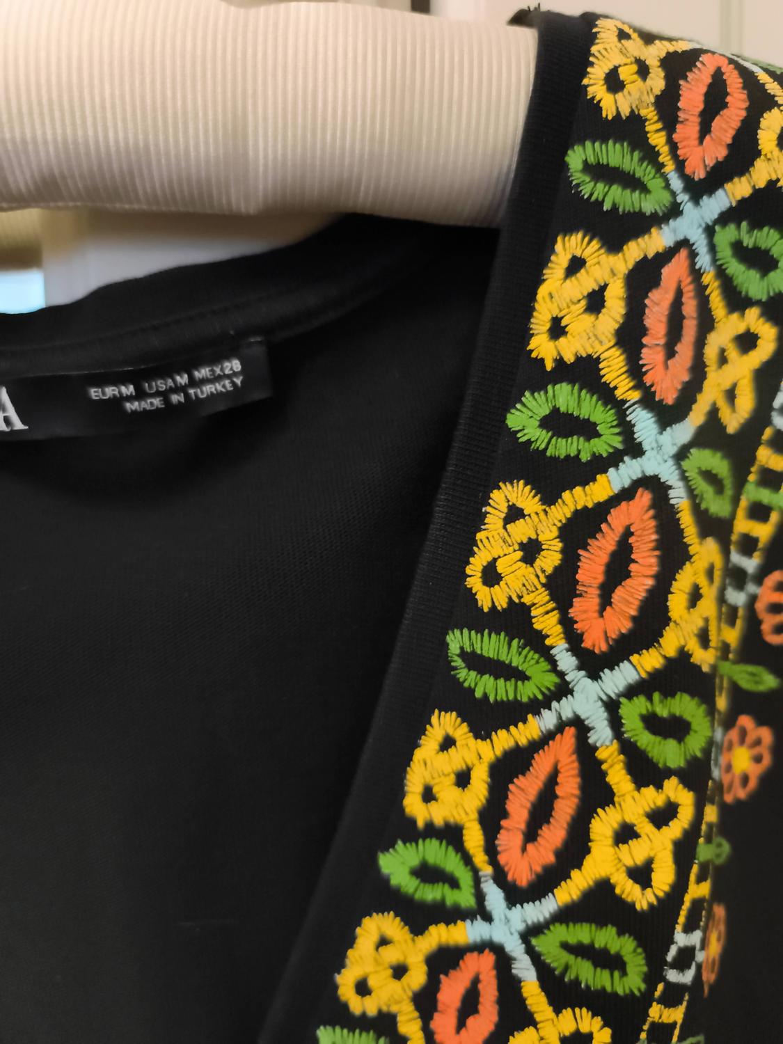 T-SHIRT WITH EMBROIDERED EFFECT - Image 2
