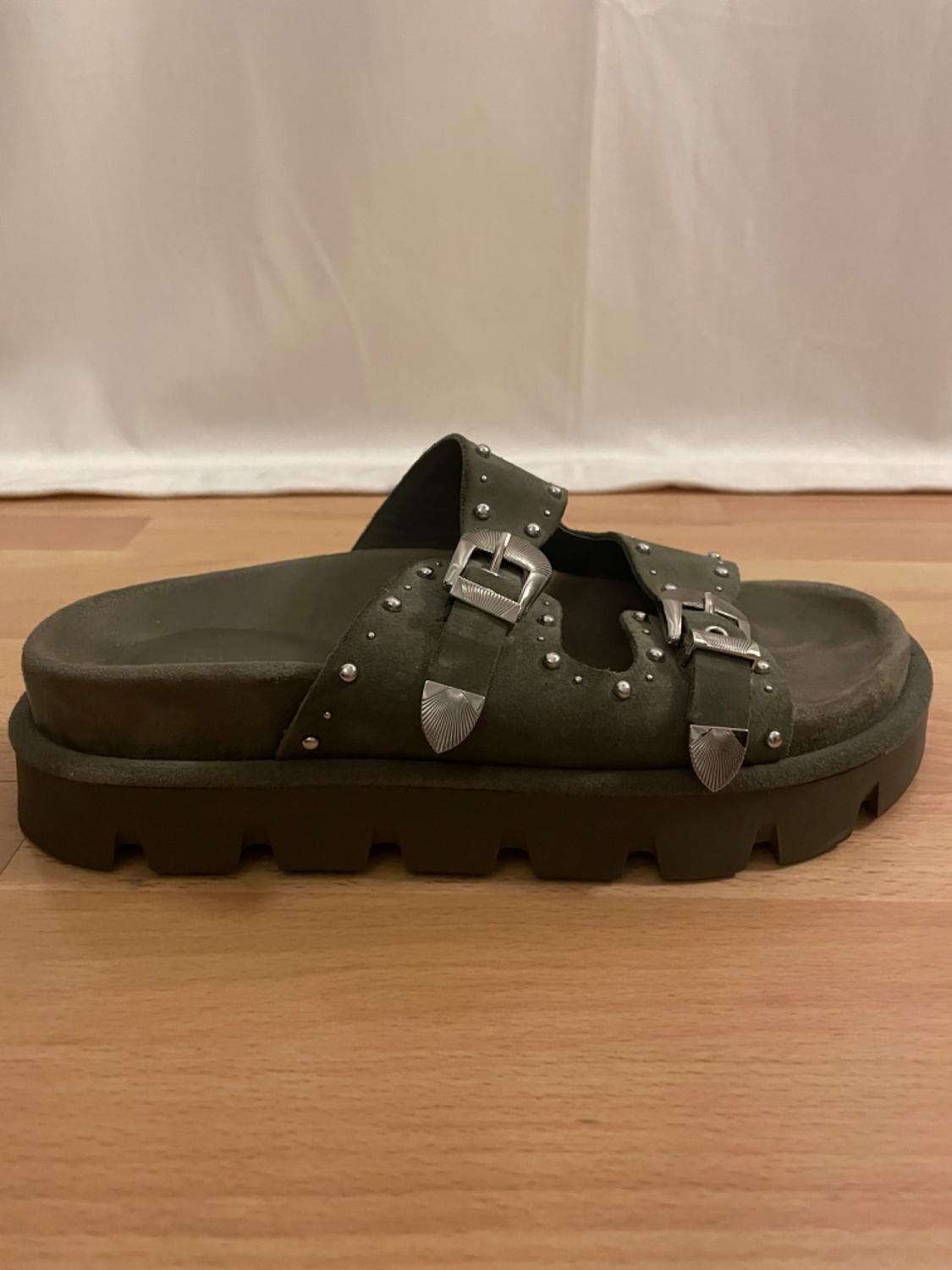 CHUNKY SLIDE SANDALS WITH SILVER BUCKLE DETAILS - Image 3
