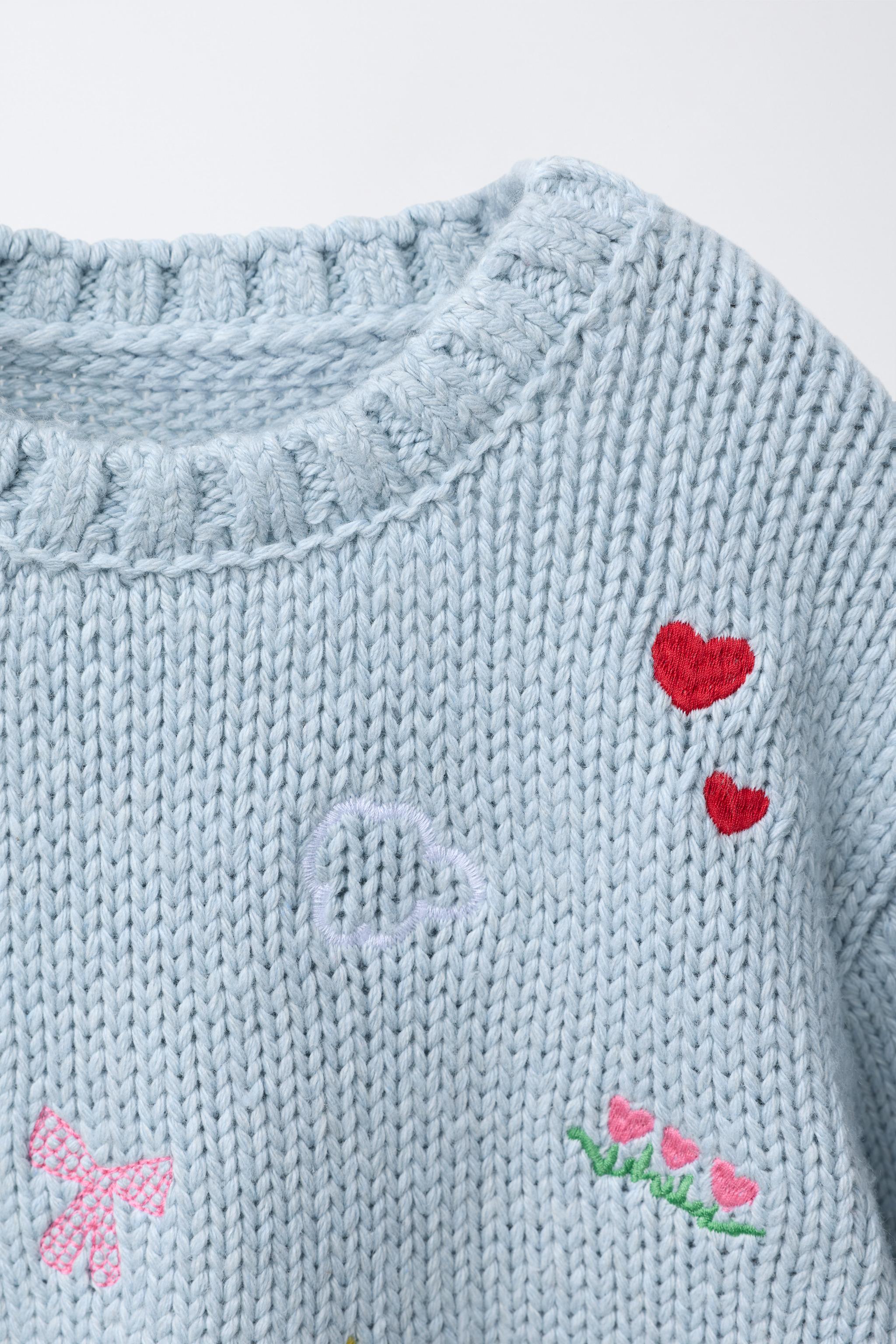 PULL EN MAILLE AVEC BRODERIES