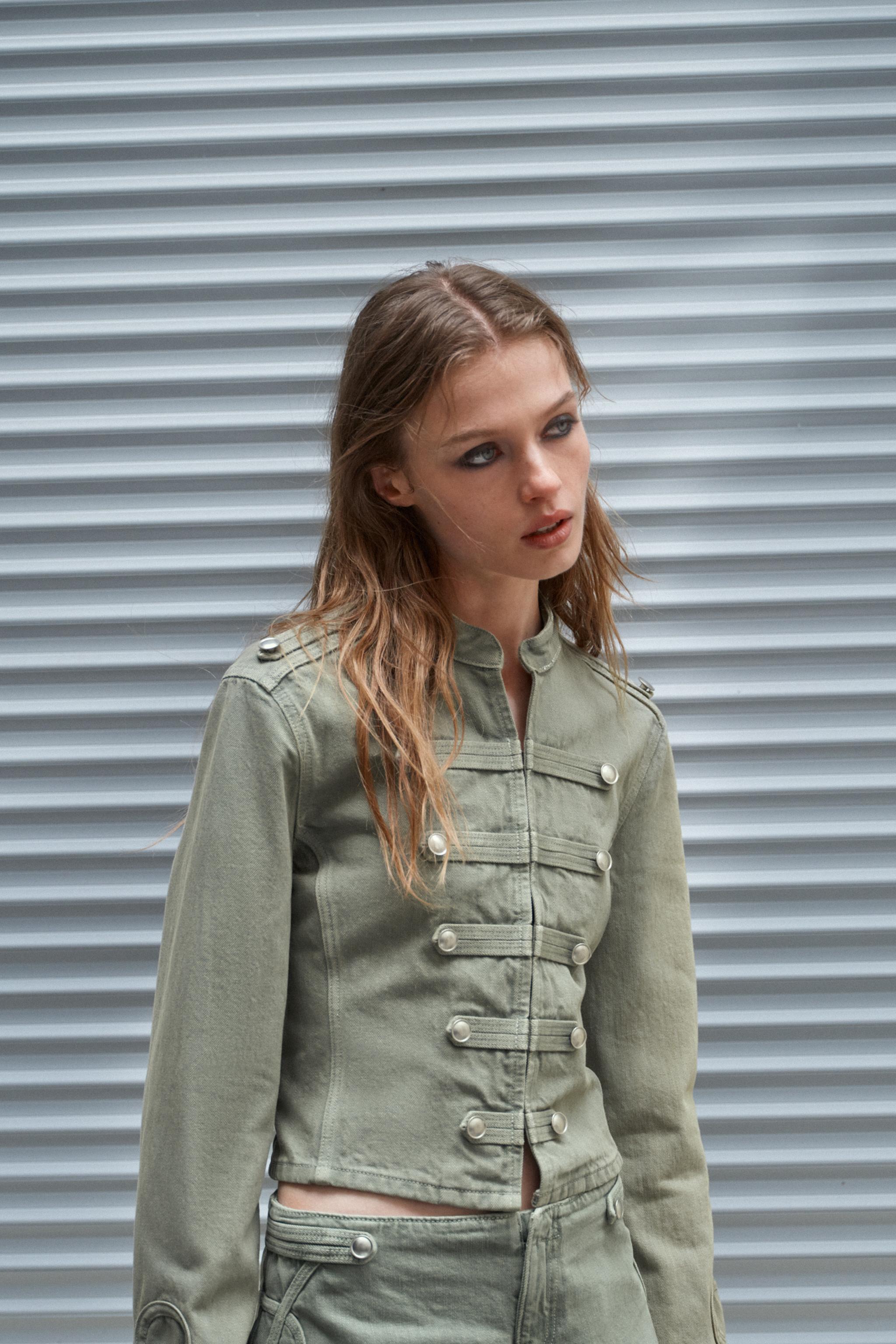 VESTE CINTREE À BOUTONS