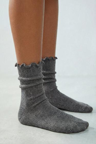 LOT DE TROIS CHAUSSETTES MI-LONGUES EN VELOURS BOUCLÉ - Blanc / Noir de Zara