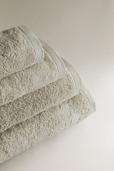 PLAIN COTTON TERRY BATH TOWEL (500 GXM²) - Light green by Zara - Image 1
