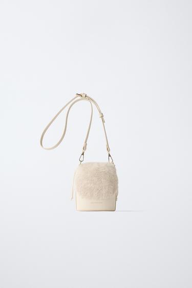 リアルファー バケットバッグエクリュZaraのリアルファー バケットバッグ - エクリュ