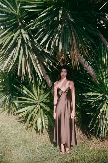 ROBE MIDI SATINÉE À FRONCES - Marron foncé de Zara - Image 1