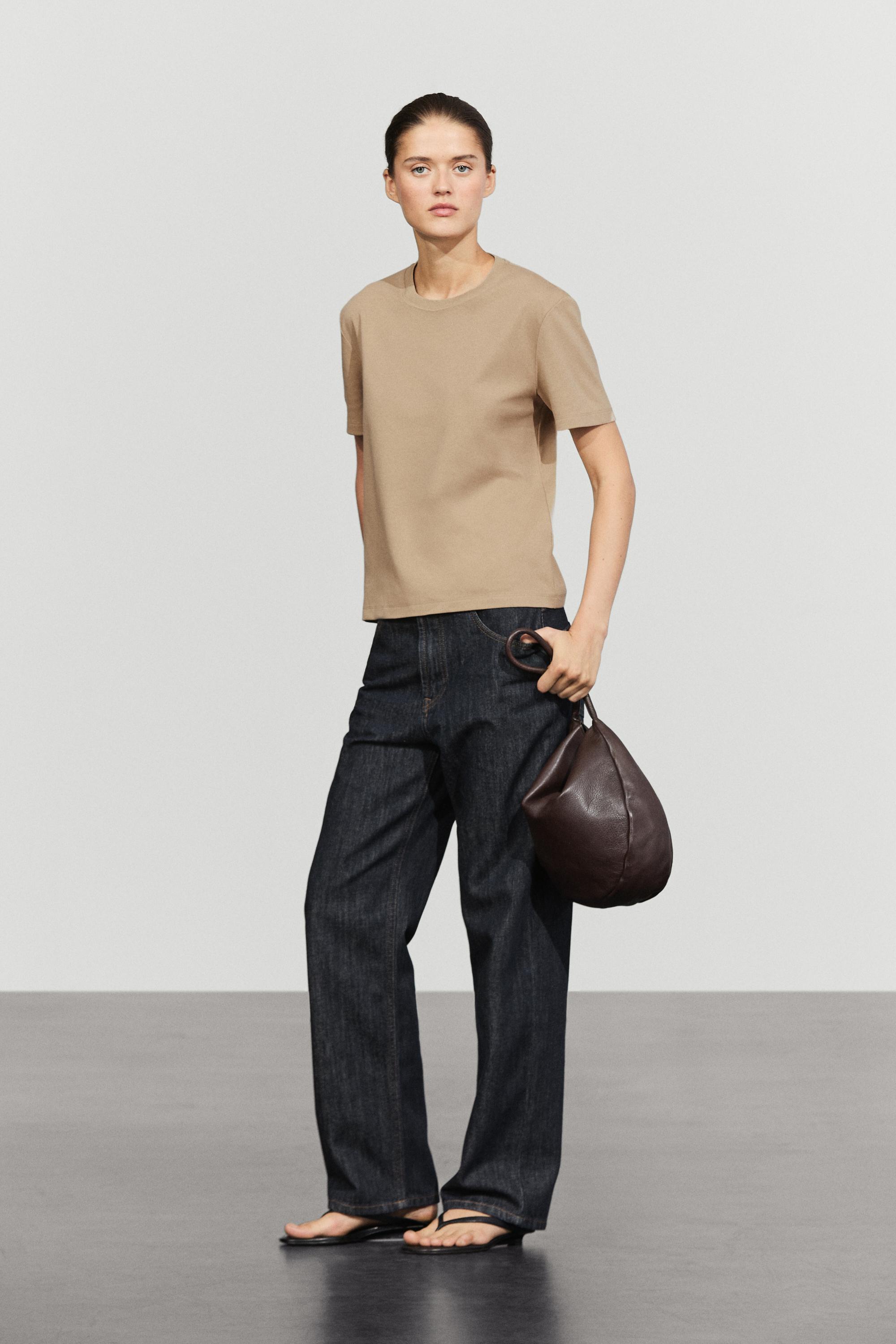Regular fit short sleeve T-shirt.