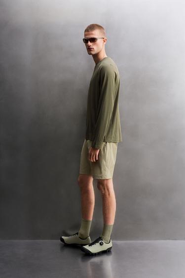 T-SHIRT TECHNIQUE GRAVEL MANCHES LONGUES - Vert moyen de Zara - Image 3