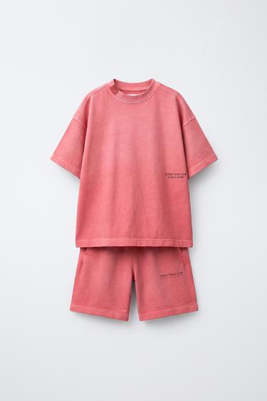 SET AUS T-SHIRT UND BERMUDASHORTS MIT SCHRIFTZUG - Rot von Zara
