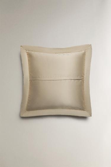 HOUSSE DE COUSSIN GÉOMÉTRIQUE SATINÉE - Beige foncé de Zara - Image 2