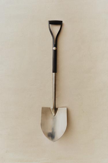 LARGE GARDEN SHOVEL - Dark brown by Zara