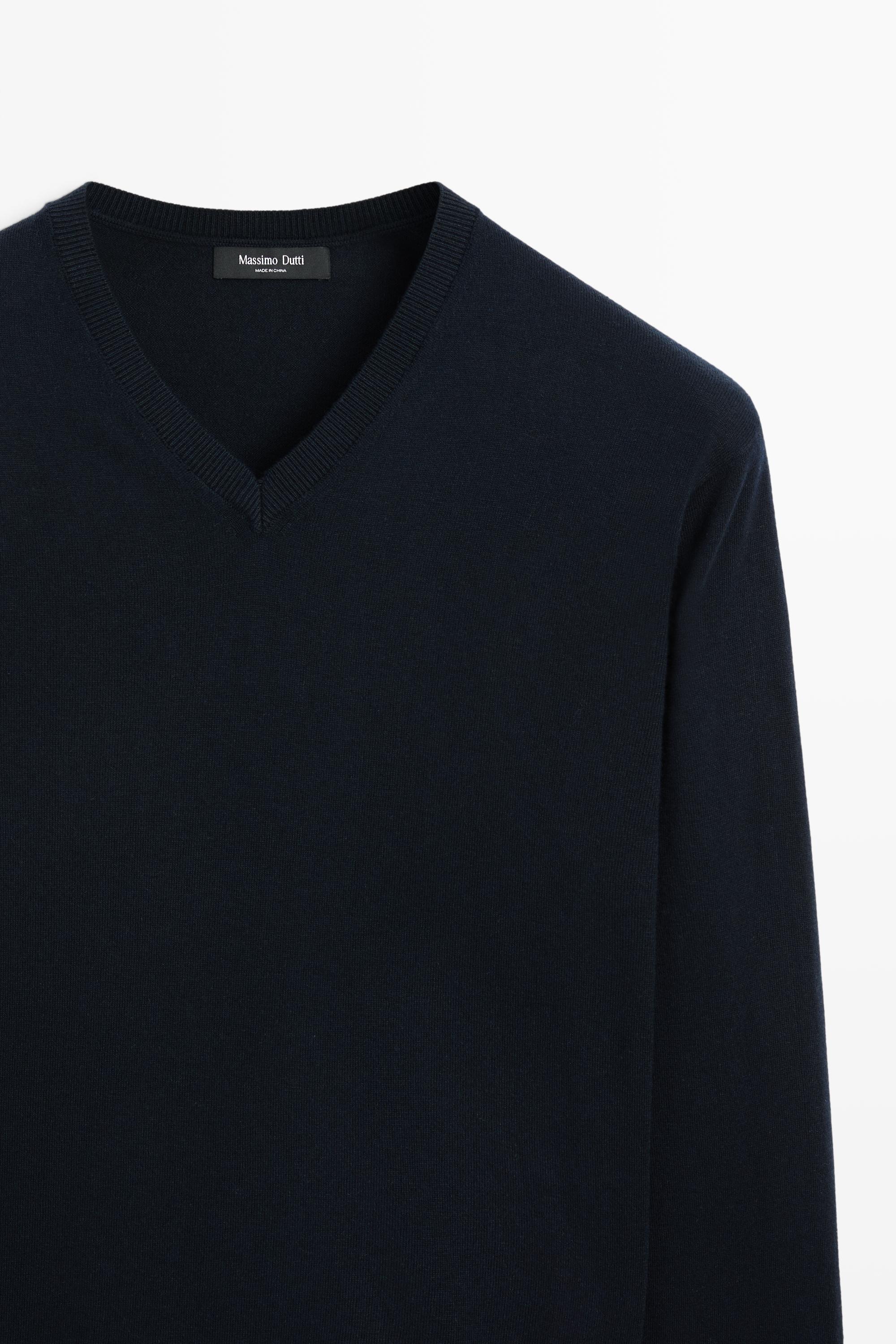 V-neck knit sweater — Navy blue