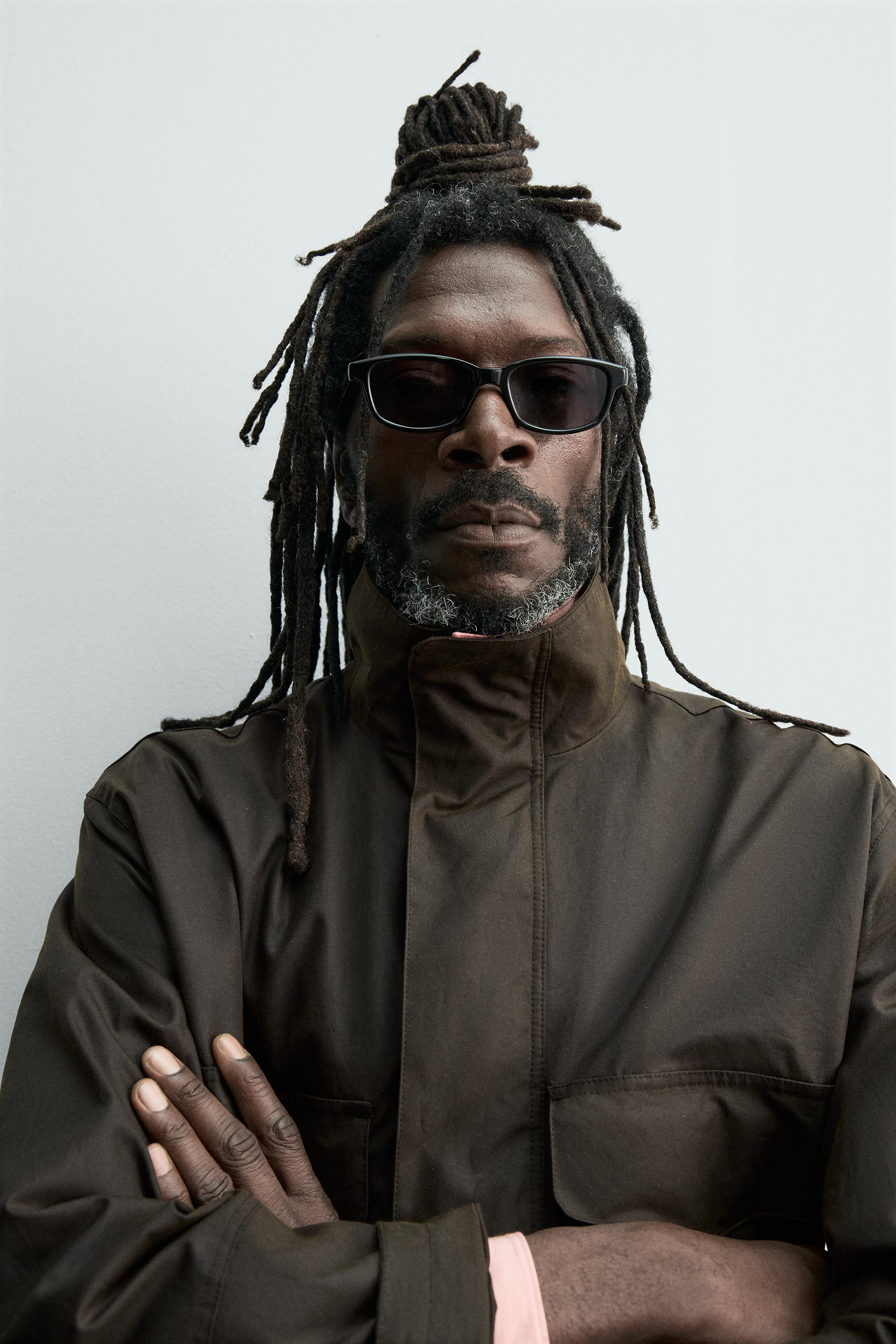 VESTE COURTE EFFET CIRÉ AARON LEVINE X ZARA