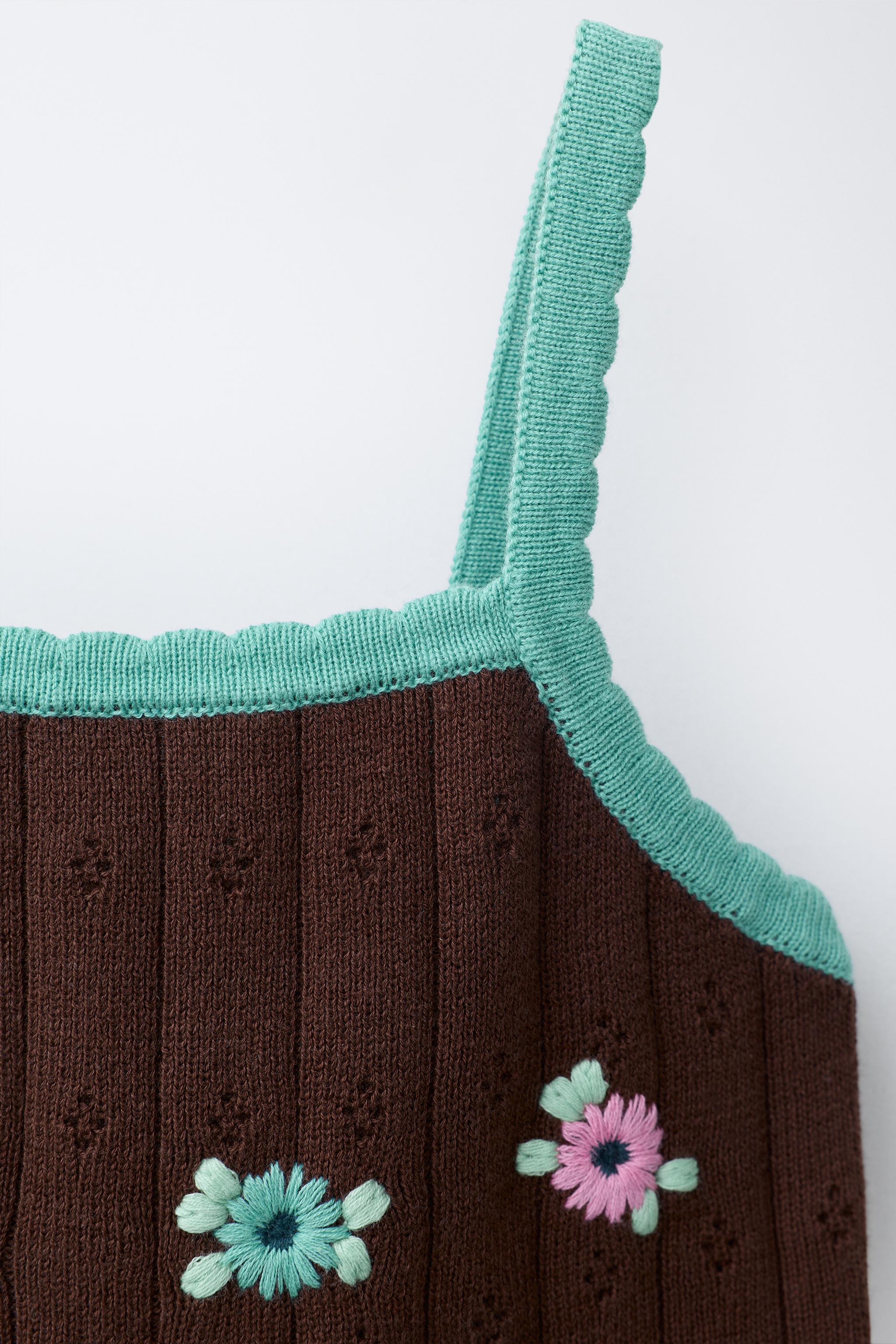 TOP CROPPED EN MAILLE À FLEURS BRODÉES