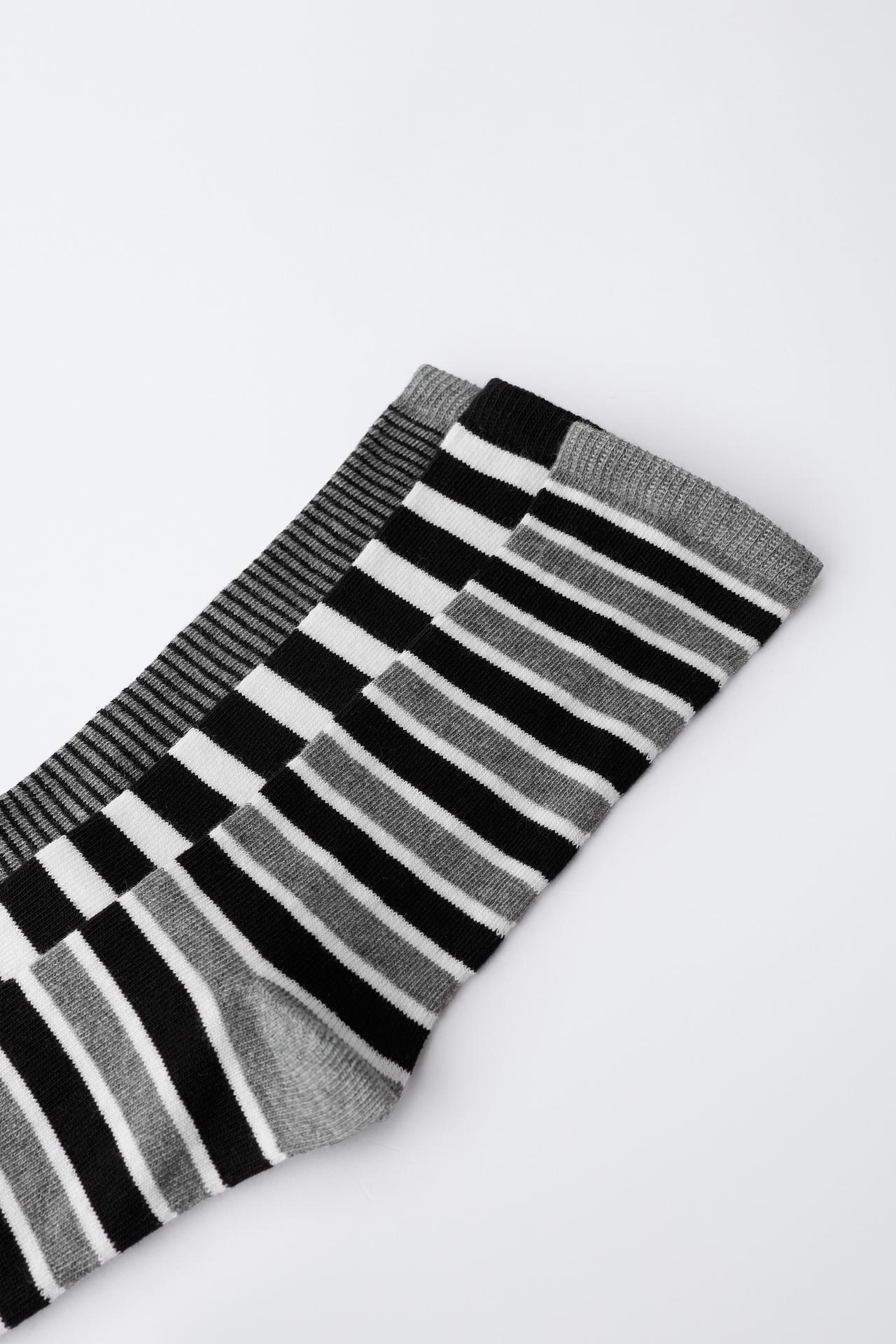 THREE-PACK OF STRIPED AND SOLID MID-CALF SOCKS — Black / White