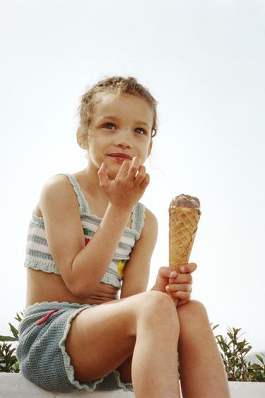 1-6 AÑOS/ CONJUNTO TOP Y BERMUDA PUNTO CROCHET FRUTAS - Verde de Zara