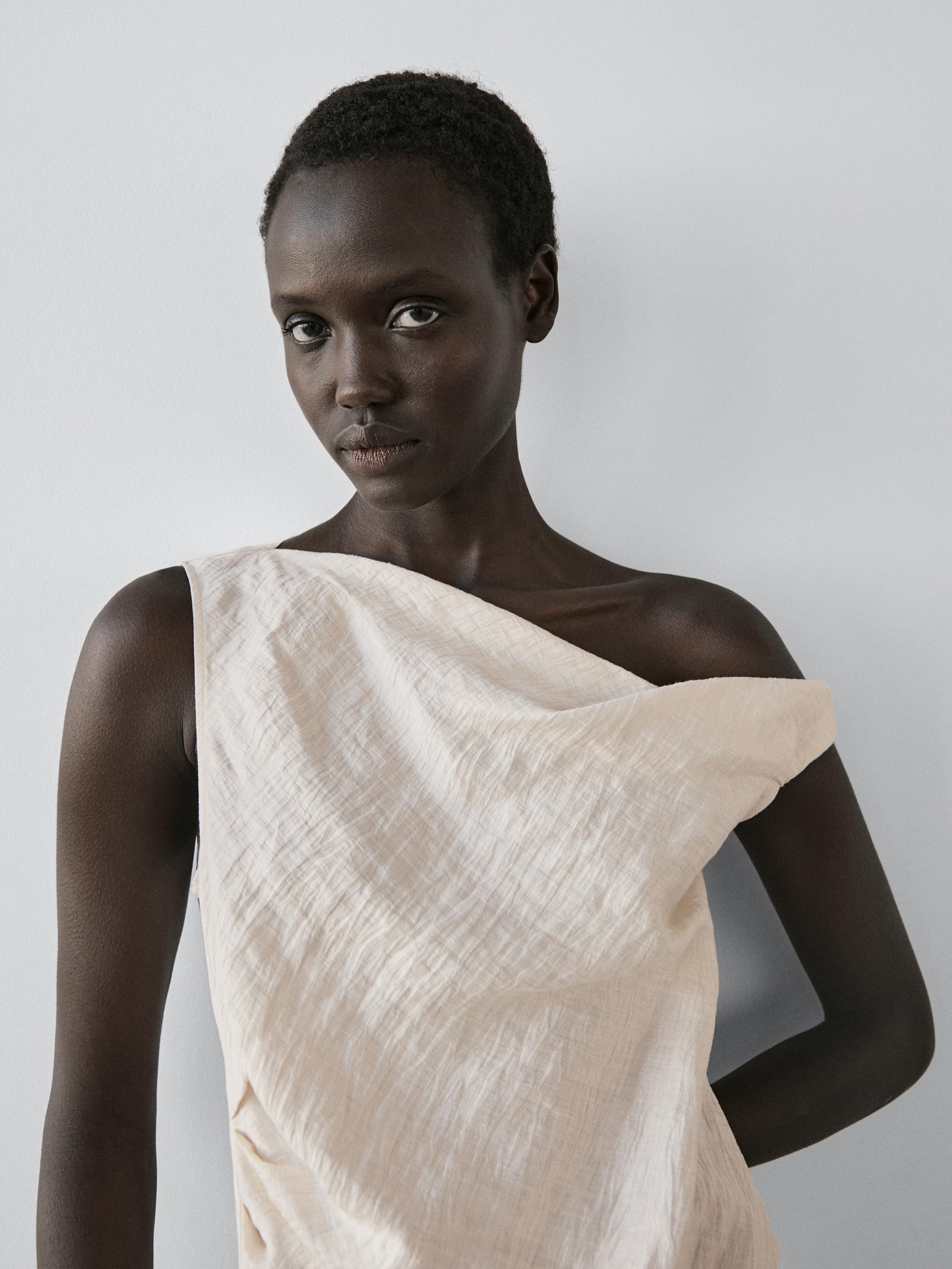 Asymmetric top with knot detail