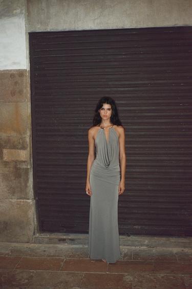 فستان طويل بعقد حلية - رمادي الخاص بـ Zara