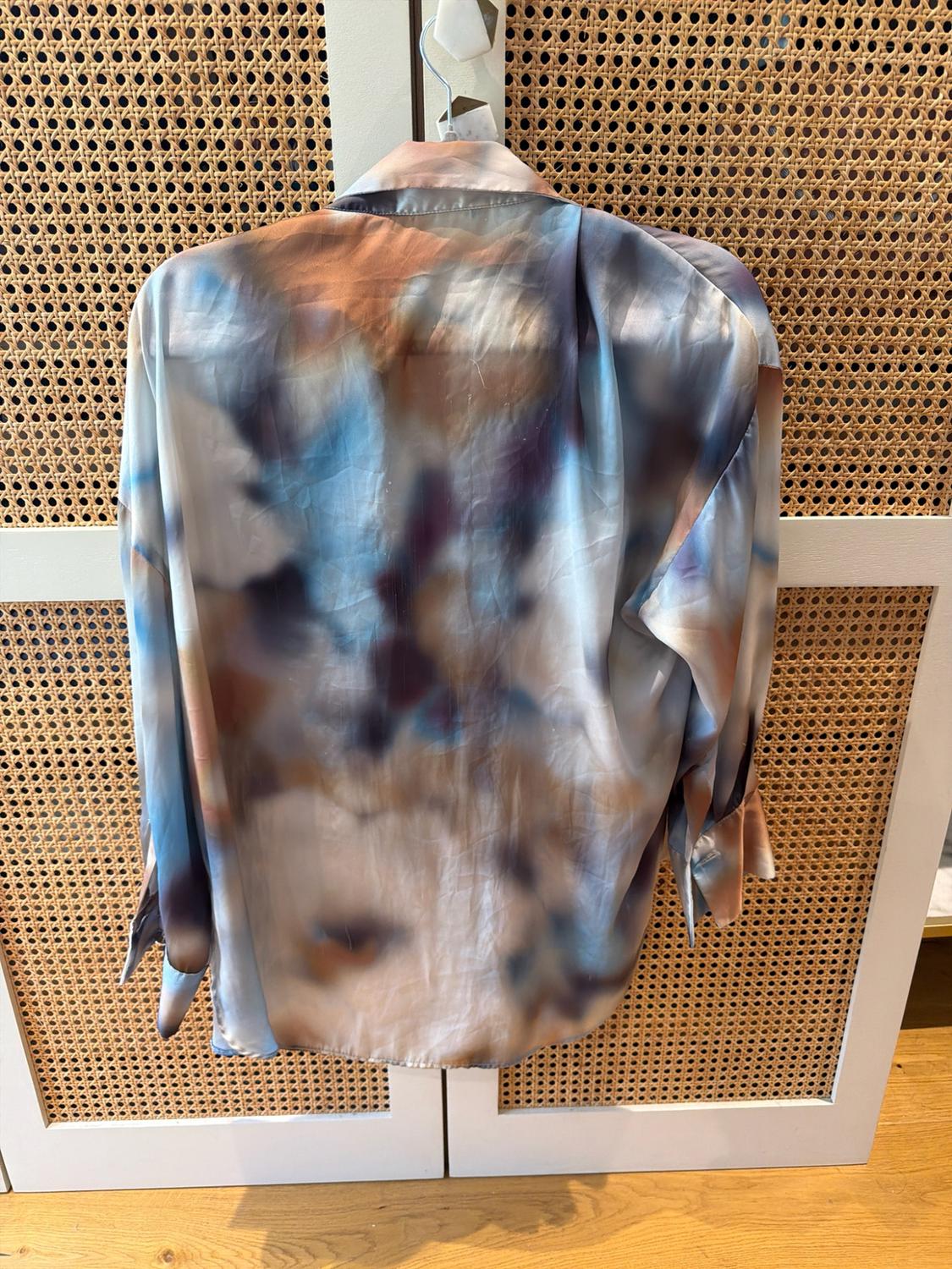 ΠΟΥΚΑΜΙΣΟ OVERSIZE ΜΕ ΤΥΠΩΜΑ TIE DYE - Image 2