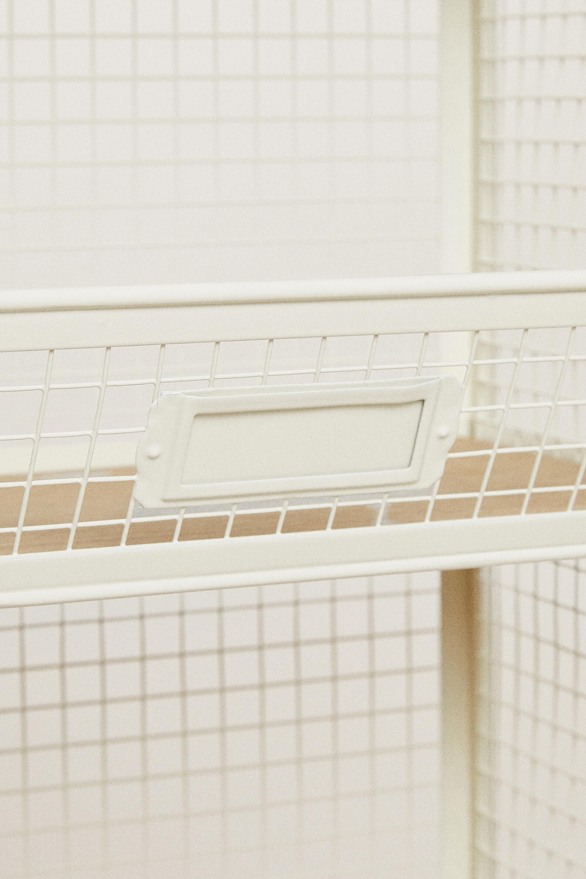 STORAGE UNIT WITH SHELVES