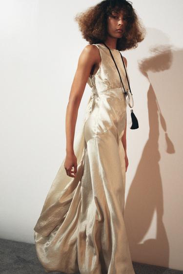 فستان بمظهر ساتاني ومظهر مجعد LIMITED EDITION - بيج الخاص بـ Zara
