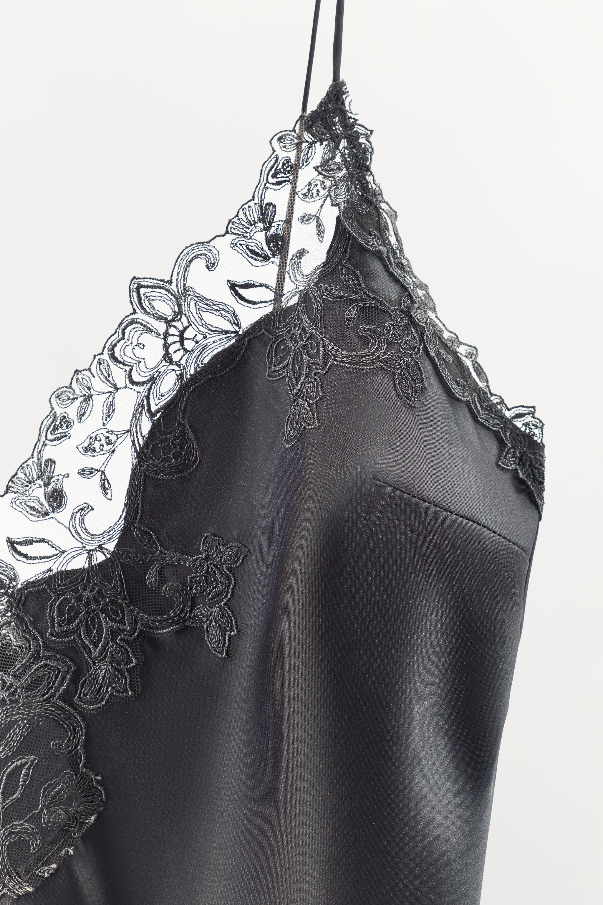 TOP SATINÉ À BRETELLES EN DENTELLE
