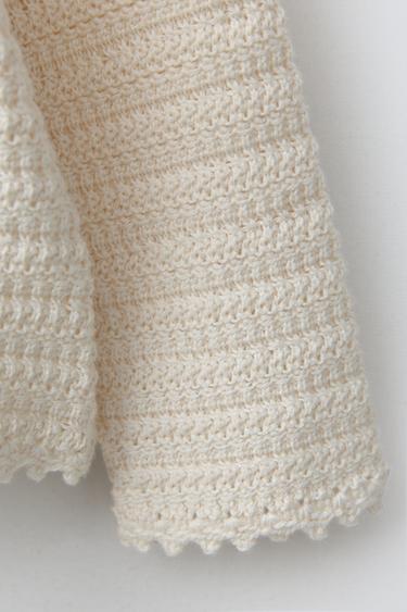 GILET EN MAILLE TEXTURÉE - Écru de Zara - Image 3